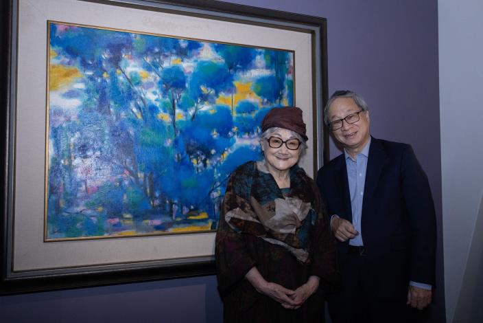 Minister of Culture Li Yuan (right) and artist Chung Kui-ying (left)