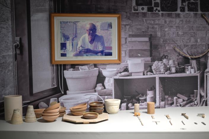The exhibition displays the ceramist's tools and the photos of his workplace