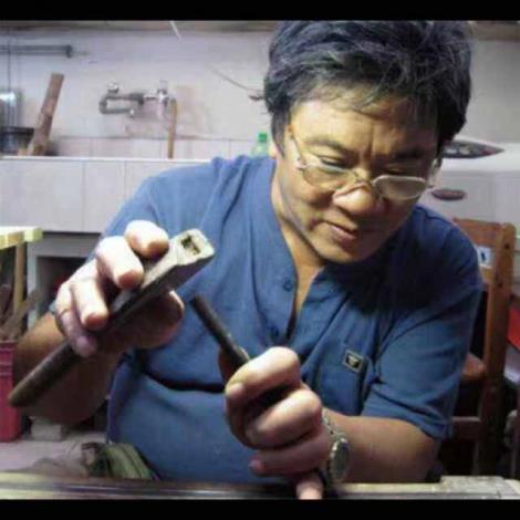 Chen Fu-chiang working on his art