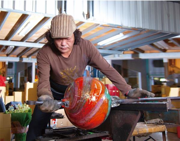 Preserver of Traditional Glass Craftsmanship | Lin Yao-nung