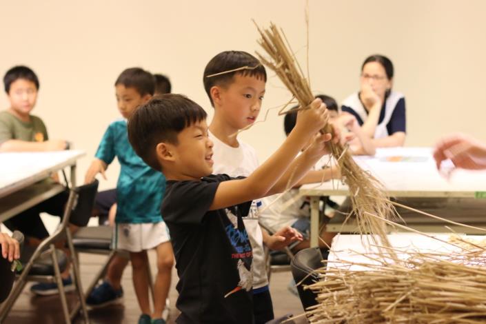 Workshop for children to learn straw weaving