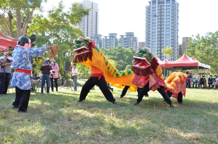Hakka lion dance is a rich and immersive practice that blends music, dance, martial arts, and theater_01
