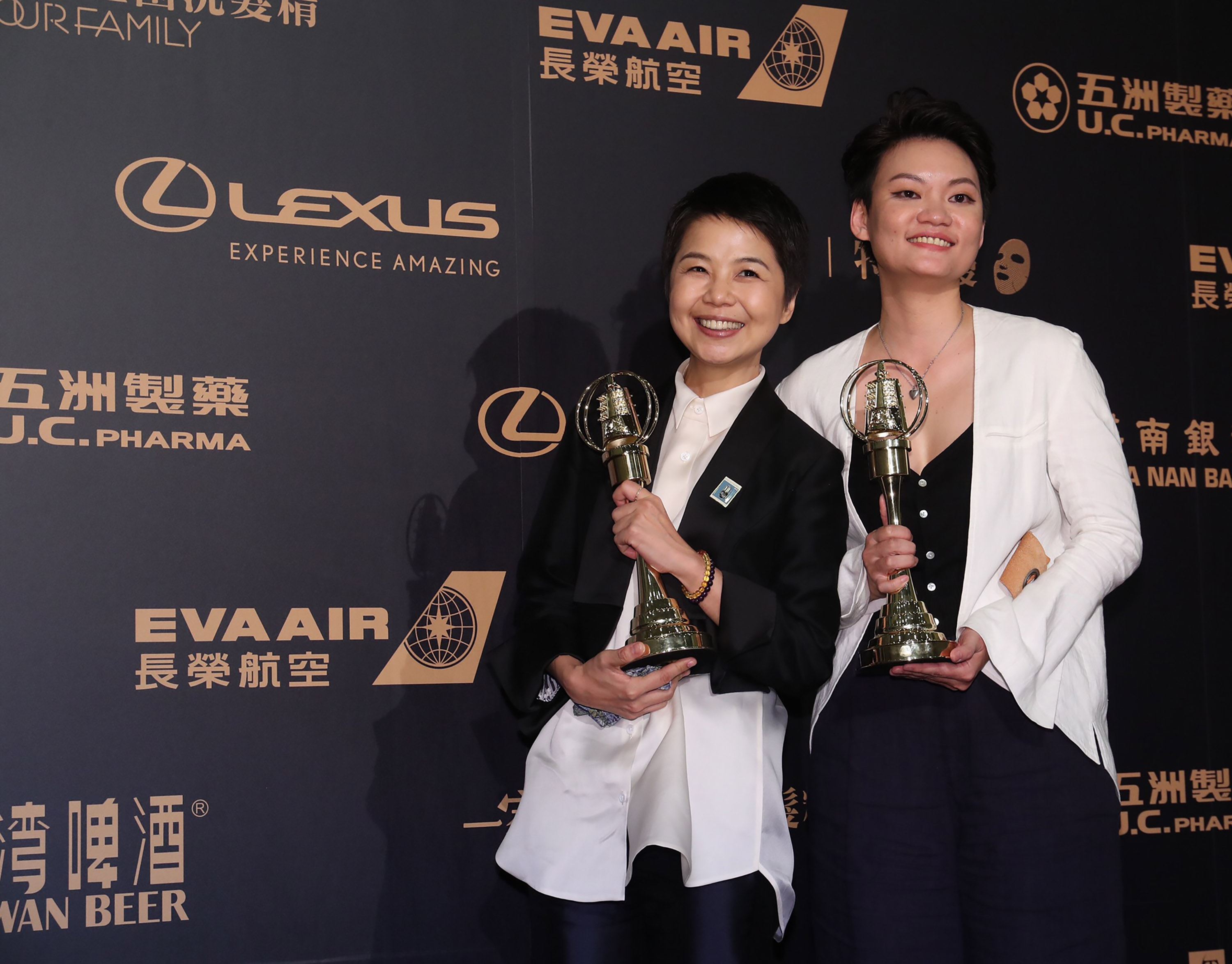 Director Chen Wei-ling (left) at an award ceremony.