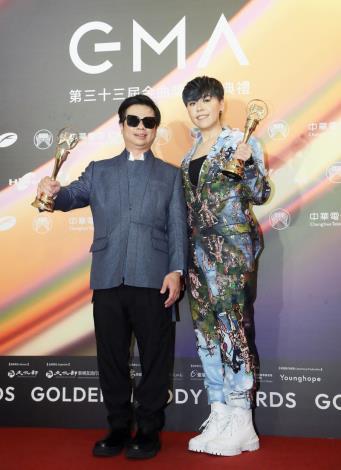 Wang Jun-jie and singer Joey Chiang (right)