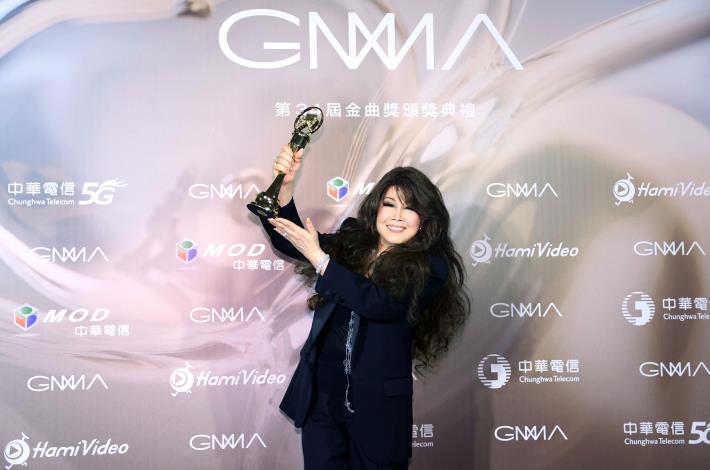 Ouyang Fei Fei was honored with the Special Contribution Award at the 34th Golden Melody Awards.