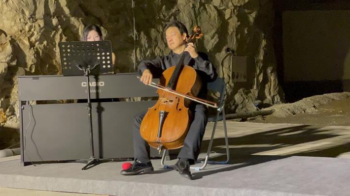 Chang Chen-chieh played the cello at the Kinmen Tunnel Music Festival
