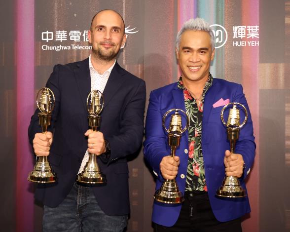 Yosifu Kacaw (right) and British anthropologist Julian Davison won Best Host at the 57th Golden Bell Awards.