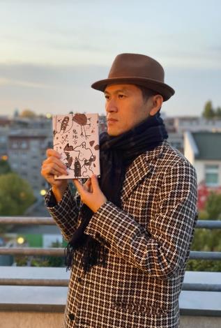 Kevin Chen showing his novel