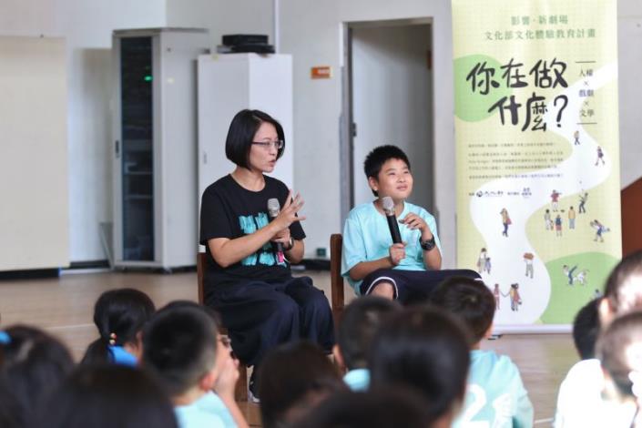 Lu Yi-hsin (left), NVNV leader and artistic director 