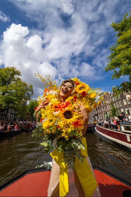 L’arc-en-ciel tant attendu au milieu de l’averse Nymphia Wind fait une apparition « fleurie » à la Pride d'Amsterdam