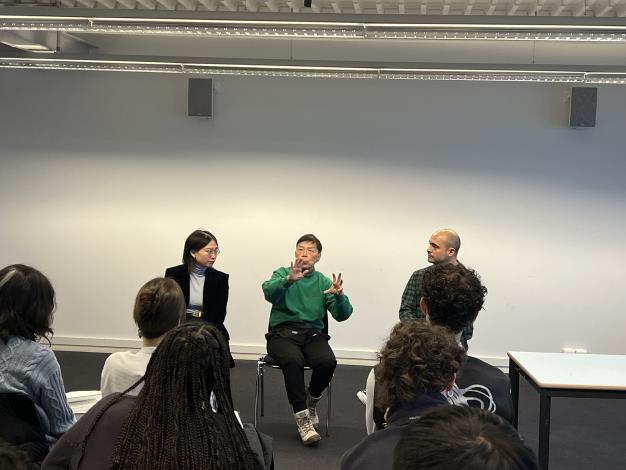 王小棣導演(中)出席洛桑藝術學院大師班，由瑞士電影資料館策展人Loïc Valceschini主持座談