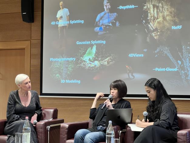 林肯表演藝術中心節目策劃副總監Jordana Leigh詢問陳芯宜導演此次創作過程中嘗試的新技術及遇到的困難JPG