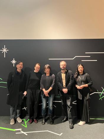 巴文陳宏星主任、MUDAM總監Bettina Steinbrügge、陳芯宜導演、MuDAM資深策展人Christophe Gallois、「雲在兩千米」巡演經理郭旻薇JPG