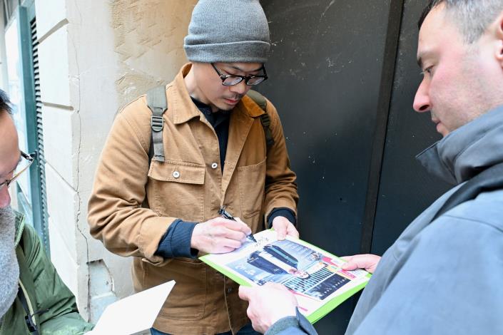 曹仕翰導演為觀眾簽名