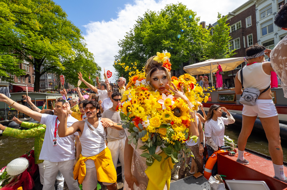 L’arc-en-ciel tant attendu au milieu de l’averse Nymphia Wind fait une apparition « fleurie » à la Pride d'Amsterdam