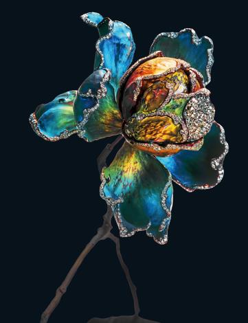 作品〈地〉於局部呈現的藍色牡丹