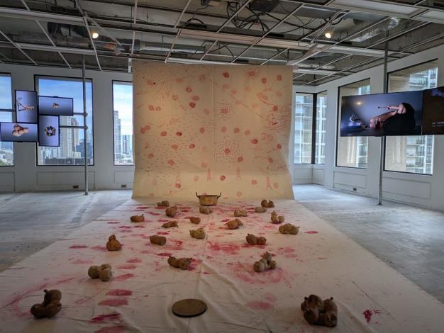 林安琪《找尋Temahahoi的路徑》於夏威夷三年展的HT25_HUB（Davies_Pacific_Center_14樓）展出（駐洛杉磯臺灣書院攝） (1)