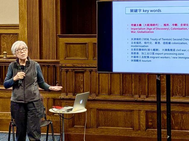 1-藝術家吳瑪悧於溫哥華美術館分享其創作理念（駐洛杉磯臺灣書院攝）