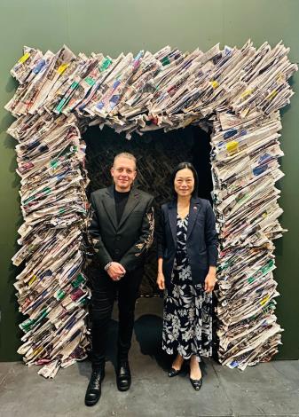 Vivia_Chang,_Taiwan_s_ambassador_to_Guatemala,_and_Eugenio_Viola,_the_chief_curator_of_the_24th_Bienal_de_Arte_Paiz,_strongly_support_Zhang_Xu_Zhan_s_participation._(provided_by_the_Embassy_of_Taiwan_in_Gua