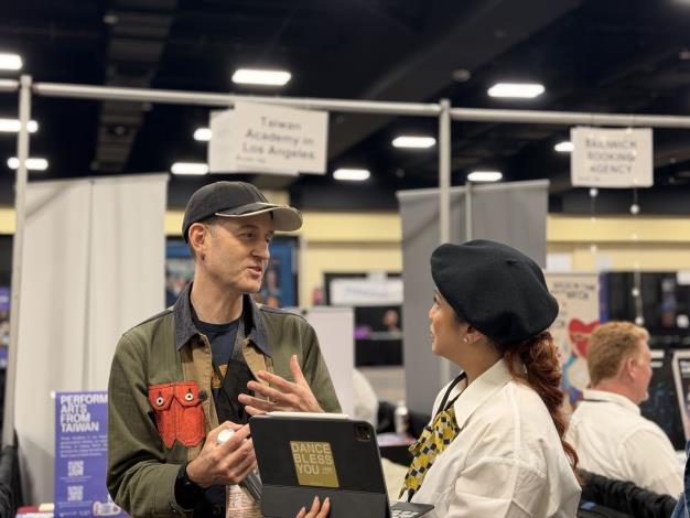 2-Nai-Hsuan Yang (right) exchanges production insights with a North American musician.(Provided by Taiwan Acadmey in LA)