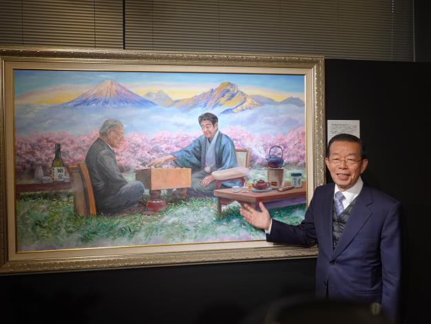 碁を打つ李登輝（りとうき）元総統と安倍晋三元首相を描いた油絵。右は謝長廷駐日代表
