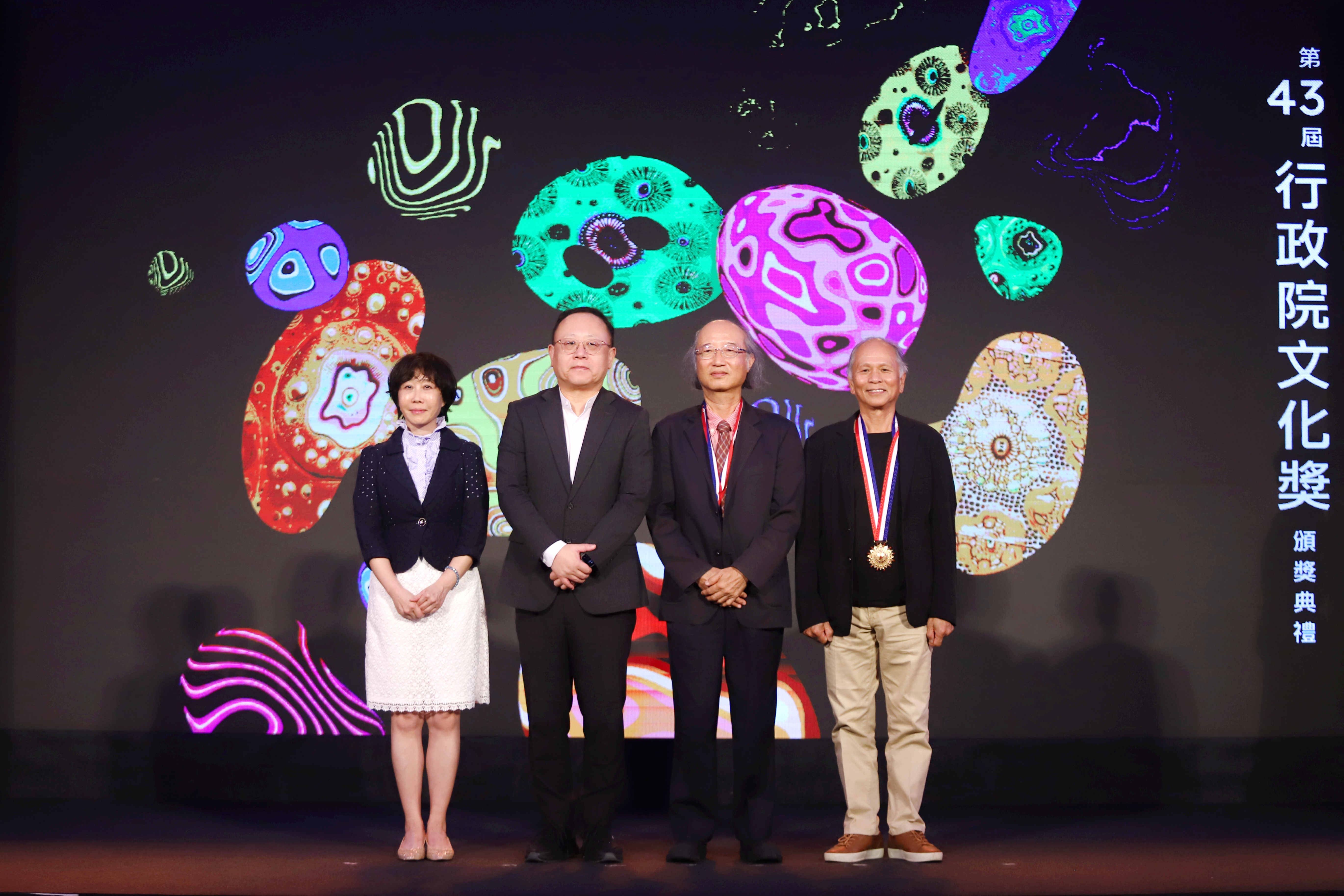 傅朝卿さん、阮義忠さん、林亨泰さんが第43回行政院文化賞受賞