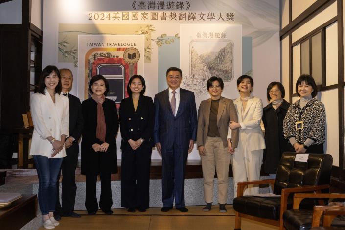 「台湾漫遊録」全米図書賞翻訳文学部門を受賞、行政院長が作者の楊双子さんと翻訳者の金翎さんに文化奨章と奨励金を授与