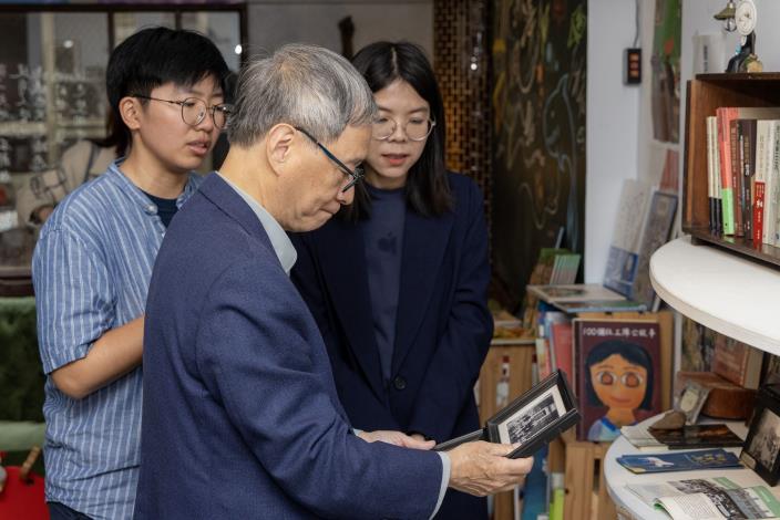 李遠部長が最初に訪れたのは苑裡鎮で初の独立系書店「苑裡掀海風」