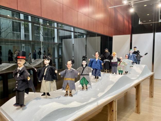 「浪のしたにも～」は日本の近代化とともに産業が発展し、国際貿易港が誕生した福岡県北九州市の門司と門司港を舞台に、人形浄瑠璃とCGアニメーションを組み合わせた映像とライブパフォーマンスの作品です。