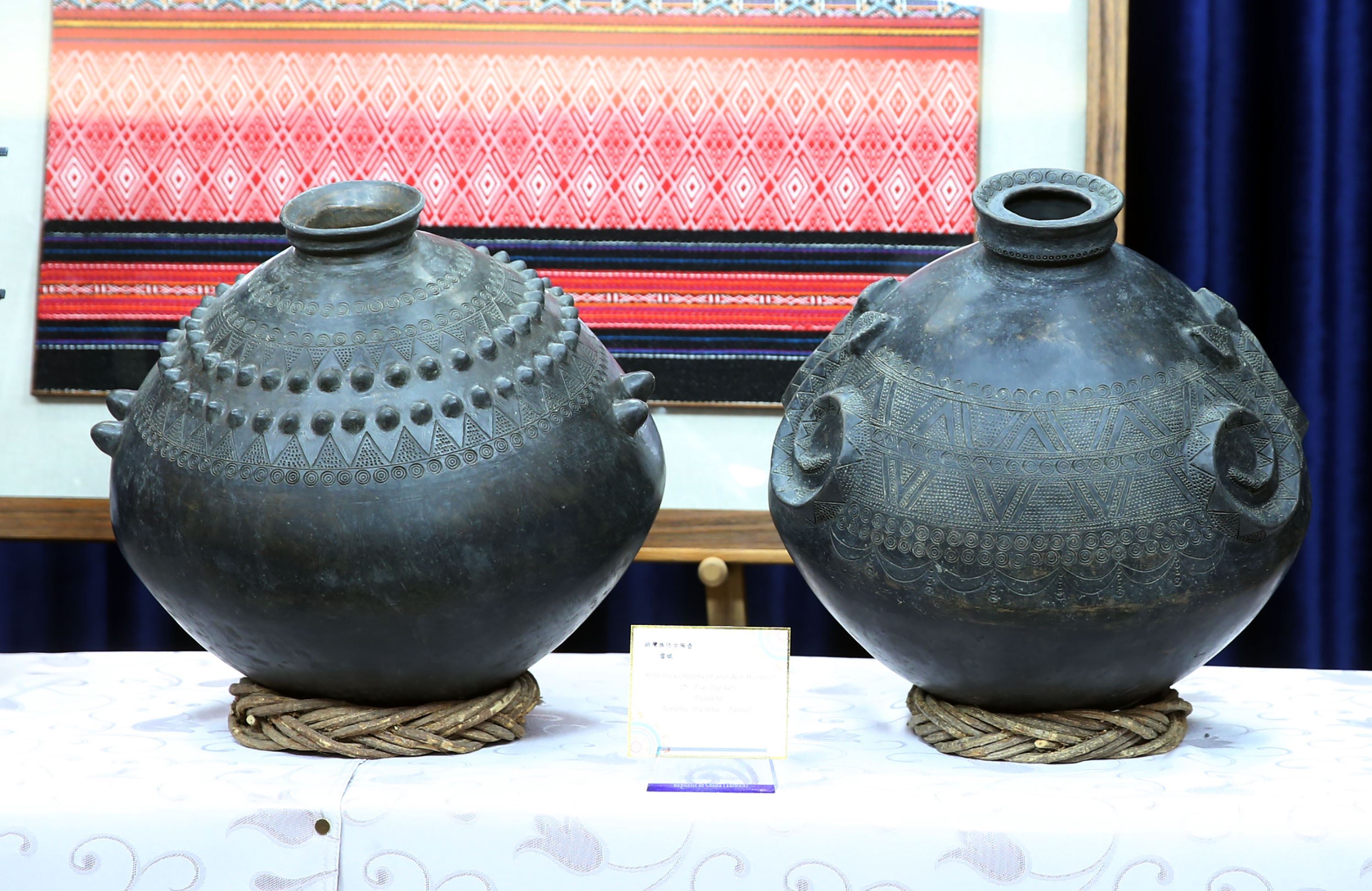 獅子の彫刻陶器壺 獅子の彫刻陶器壺 獅子の彫刻陶器壺 工芸品