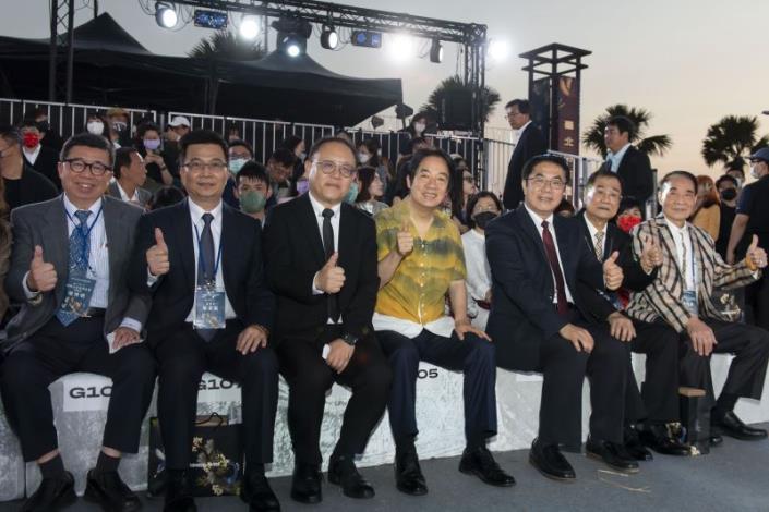 Photo de groupe des invités de marque, dont le maire de Tainan Huang Wei-che, le vice-président Lai et le ministre de la culture Shih Che.
