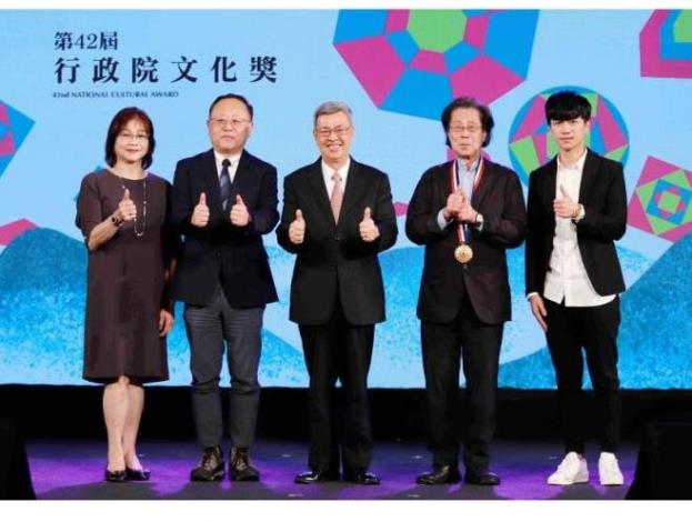 Les 42e prix culturels nationaux honorent Li Shu-de, Toshio Huang et Wu Jing-jyi