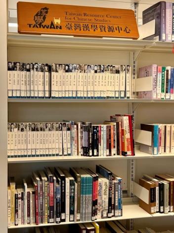 NTML a fait don d'un total de 578 volumes ou ensembles de publications à la bibliothèque universitaire de Leiden.