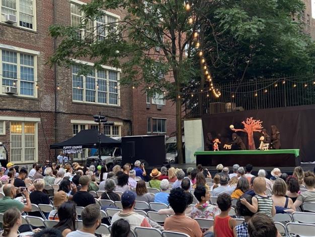 Le Puppet Beings Theatre a captivé le public avec ses performances amusantes et animées à New York.