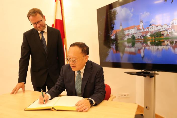 Le ministre Shih a laissé un message sur le livre d'or de la mairie.