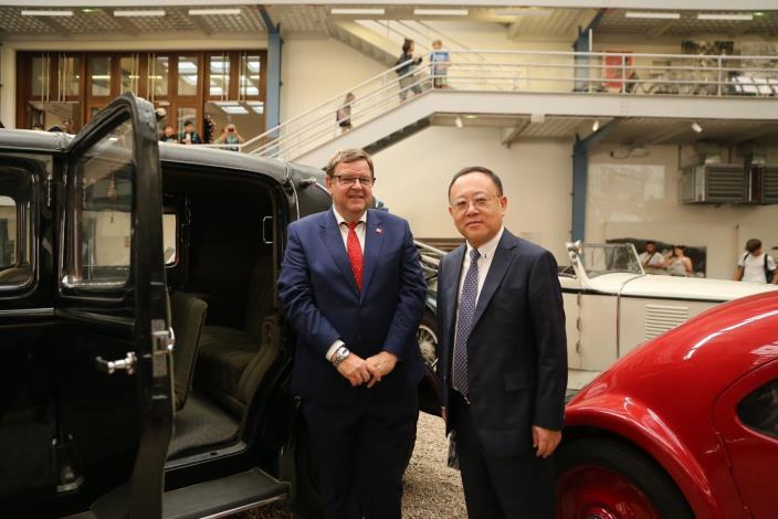 Le ministre Shih Che et le directeur Karel Ksandr du Musée technique national