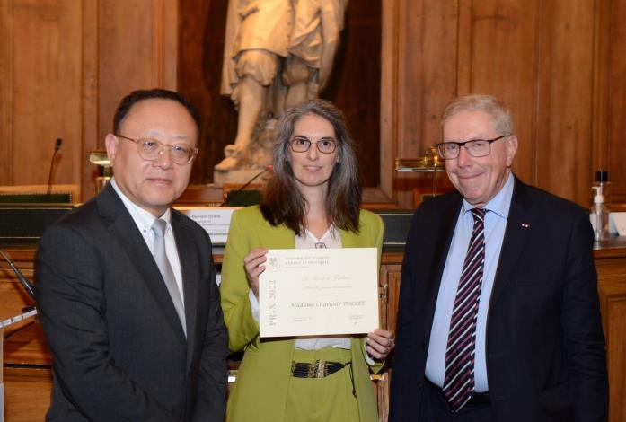 Le ministre Shih Che, Charlotte Pollet et le secrétaire perpétuel Bernard Stirn (de gauche à droite)