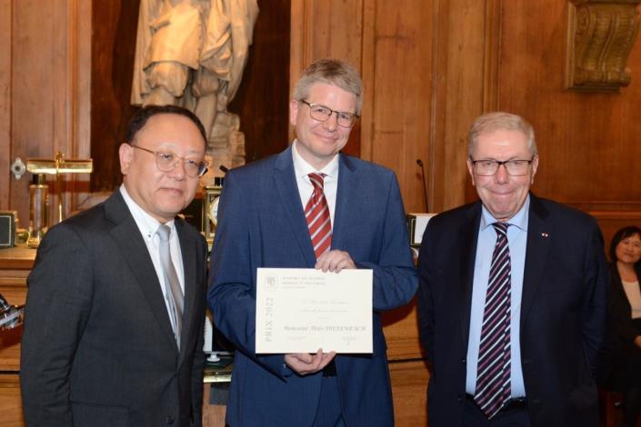 Le ministre Shih Che, Thilo Diefenbach et le secrétaire perpétuel Bernard Stirn (de gauche à droite)