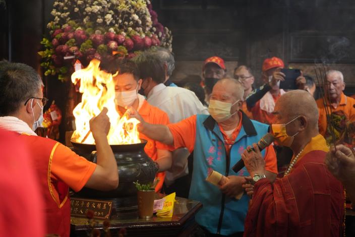 Worshippers in Chao-Tian Temple