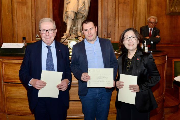 Gwennaël Gaffric (au centre) reçoit le prix des mains du secrétaire perpétuel Bernard Stirn de l'Académie des sciences morales et politiques (à gauche) et de la vice-ministre de la Culture Sue Wang