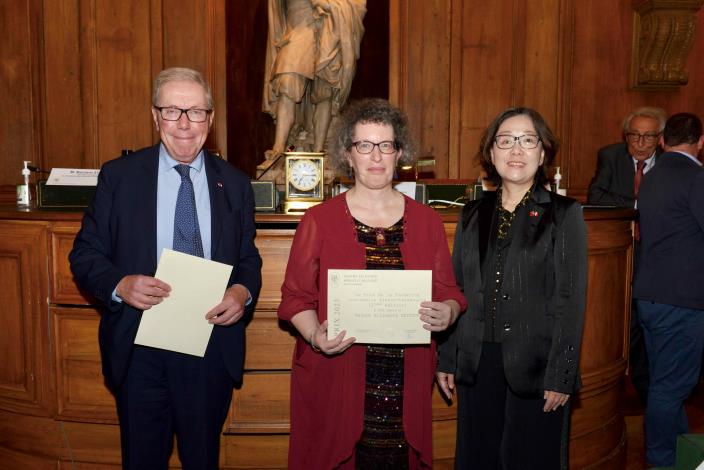 Elizabeth Zeitoun (au centre) reçoit le prix des mains du secrétaire perpétuel Bernard Stirn de l'Académie des sciences morales et politiques (à gauche) et de la vice-ministre de la Culture Sue Wang