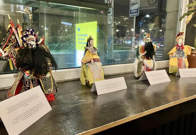 Présentation des marionnettes taïwanaises à l’occasion de l’inauguration de « Taiwan on Screen » pour faire découvrir de près au public l’aspect raffiné de la réalisation des marionnettes