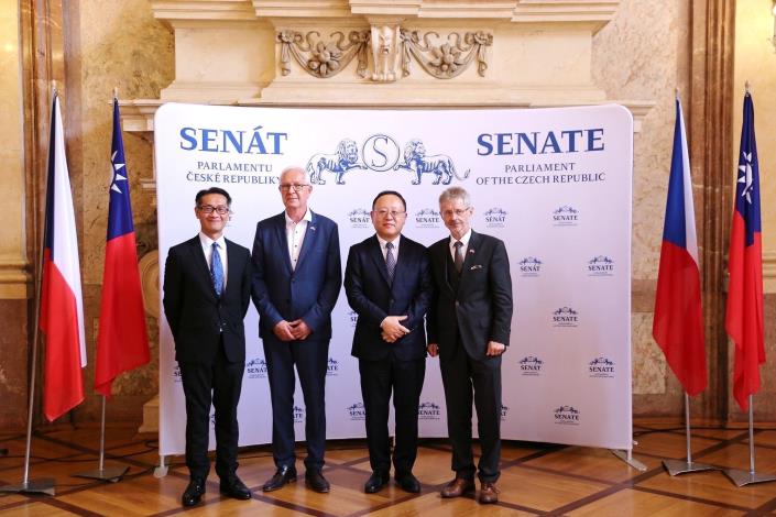 El ministro Shih Che (derecha 2), el presidente del Senado Miloš Vystrčil (derecha 1), el senador Jiří Drahoš (izquierda 2) y el representante en la República Checa Ke Liang-ruey (izquierda 1).