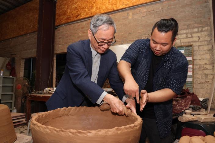 El ministro de Cultura, Li Yuan, visita la base cultural de Miaoli