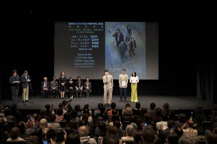 Actores de la película taiwanesa Family Matters ganan el premio Yakushi Pearl en el Festival de Cine Asiático de Osaka