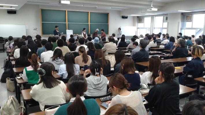 El evento atrajo a cerca de 200 estudiantes y personas del público, generando una respuesta cálida.