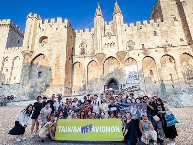 El Festival Off Avignon en Francia comienza con un desfile encabezado por artistas taiwaneses