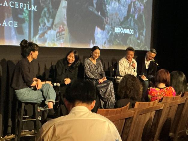 El actor Lee Kang-sheng (segundo desde la izquierda) asiste a la charla posterior a la proyección en Nueva York.