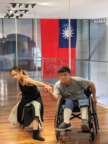 台灣滯留島舞蹈劇場舞者鄭祐承(右)及阮怡蓁(左)7月12日在駐紐約辦事處呈現舞作。