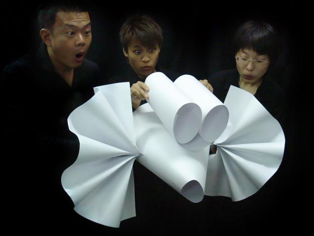 《紙要和你在一起》全劇的道具及戲偶皆以紙張進行創作，藉由紙張的易塑性及柔軟度，變幻出栩栩如生的戲偶。(照片由偶偶偶劇團提供)